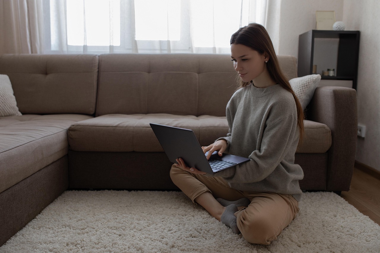 découvrez les avantages du télétravail, une nouvelle manière de travailler qui offre flexibilité et équilibre entre vie professionnelle et personnelle. apprenez à optimiser votre espace de travail à domicile et à rester productif tout en profitant des bénéfices du télécommuting.