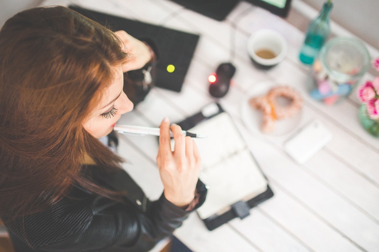 découvrez les avantages et les défis du travail hybride, une approche flexible qui combine le travail à distance et au bureau. optimisez votre productivité tout en préservant un équilibre entre vie professionnelle et personnelle.