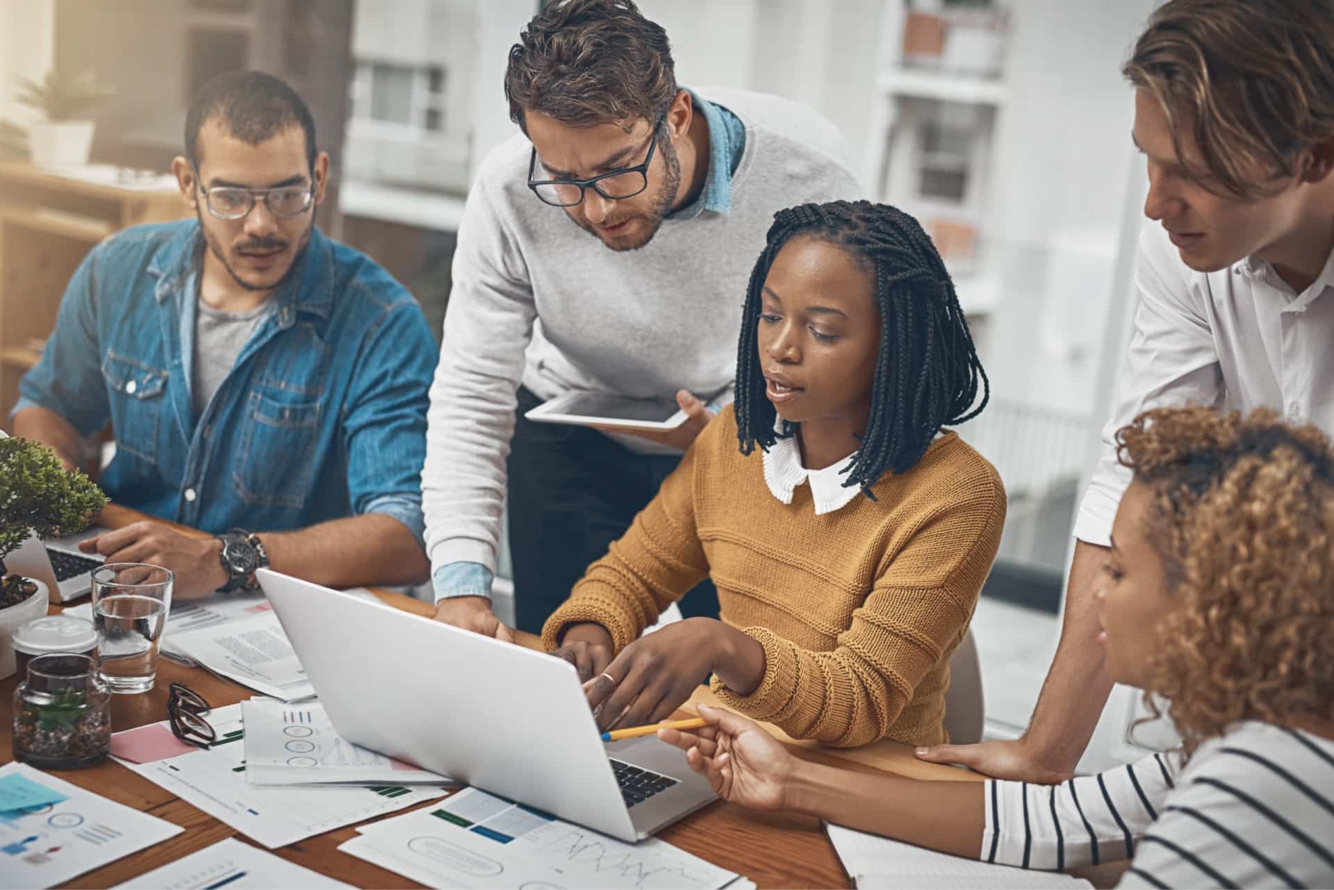 découvrez comment le travail collaboratif transforme les environnements de travail en favorisant l'innovation, la créativité et l'efficacité. explorez des stratégies et des outils pour améliorer la communication et la coopération au sein de votre équipe.