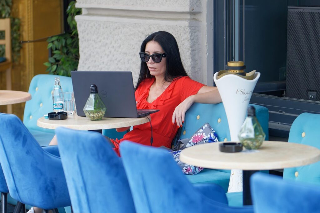 découvrez les avantages du travail à distance : flexibilité, productivité accrue et équilibre entre vie professionnelle et personnelle. explorez des conseils pratiques pour optimiser votre expérience de télétravail.